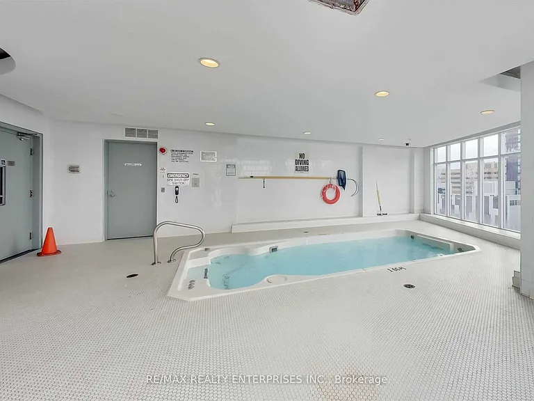 250 Wellington St W #1435 — Photo 44