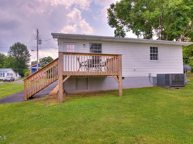 2418 Vines St — Photo 3