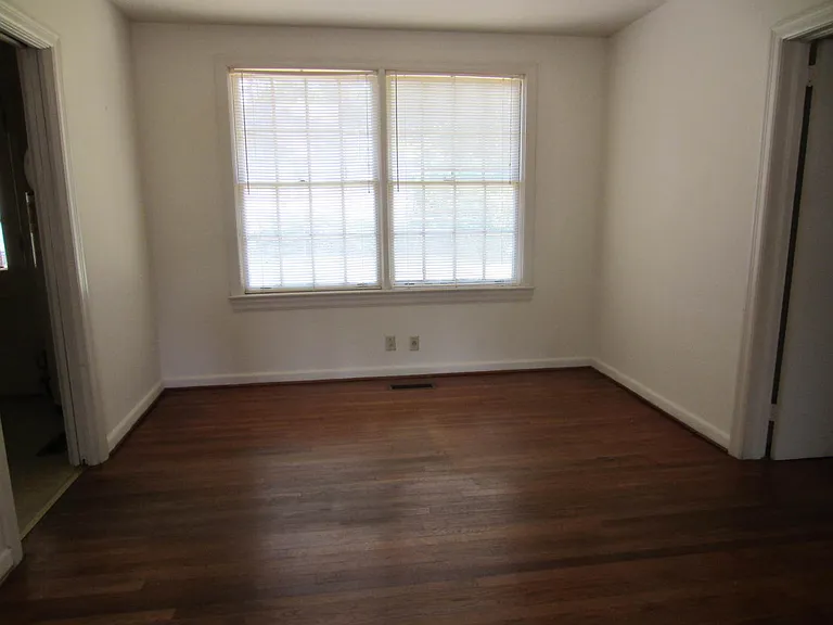 302 E College St — Photo 3