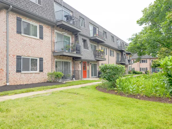 916 S Plum Grove Rd APT 223, Palatine, IL 60067