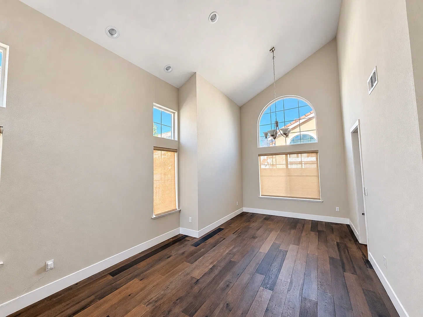 4 bed, 2.5 bath, 1618 sqft, $5,800 — Photo 4