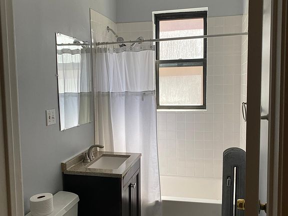 3rd image of 1052 W Granville Ave #13