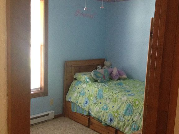 2nd bedroom (two closets)