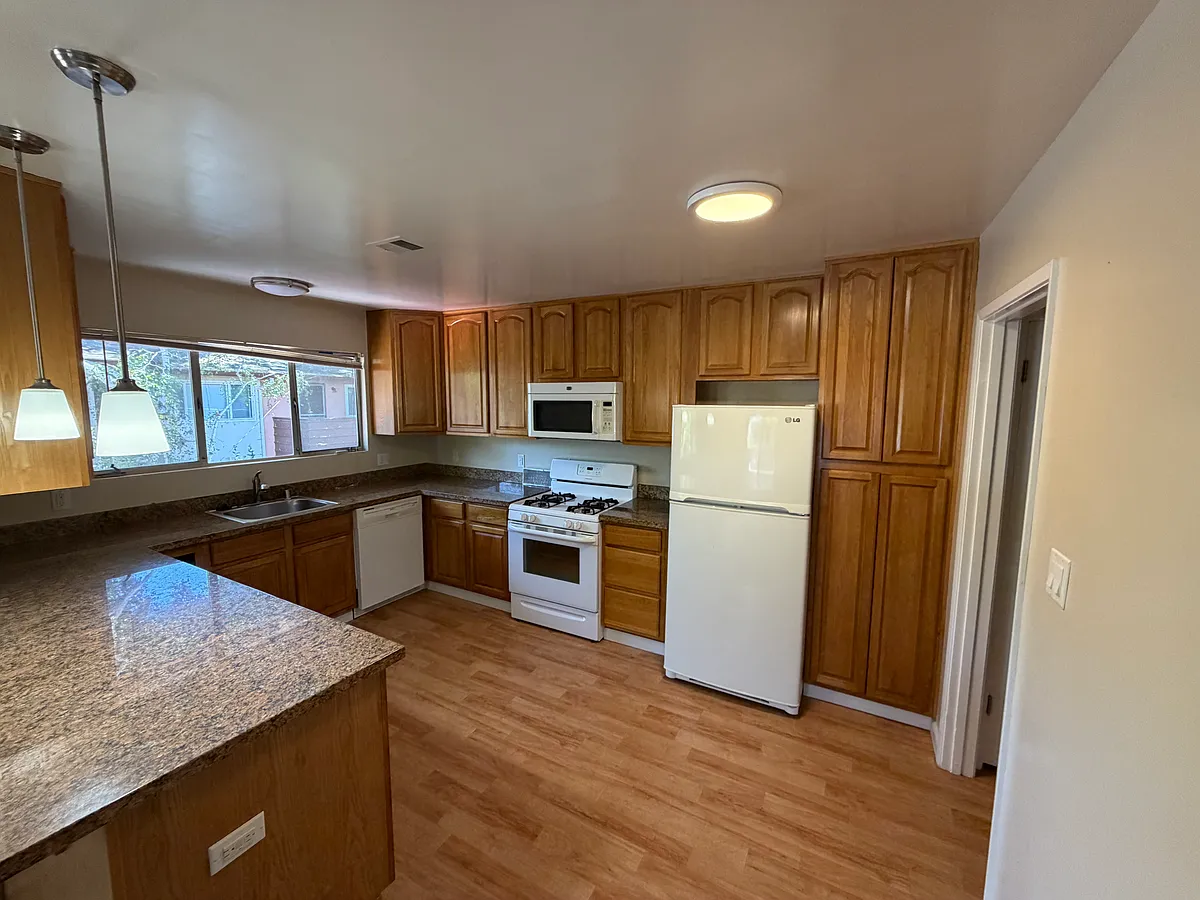 Building Photo - 1160 Laurel St #1