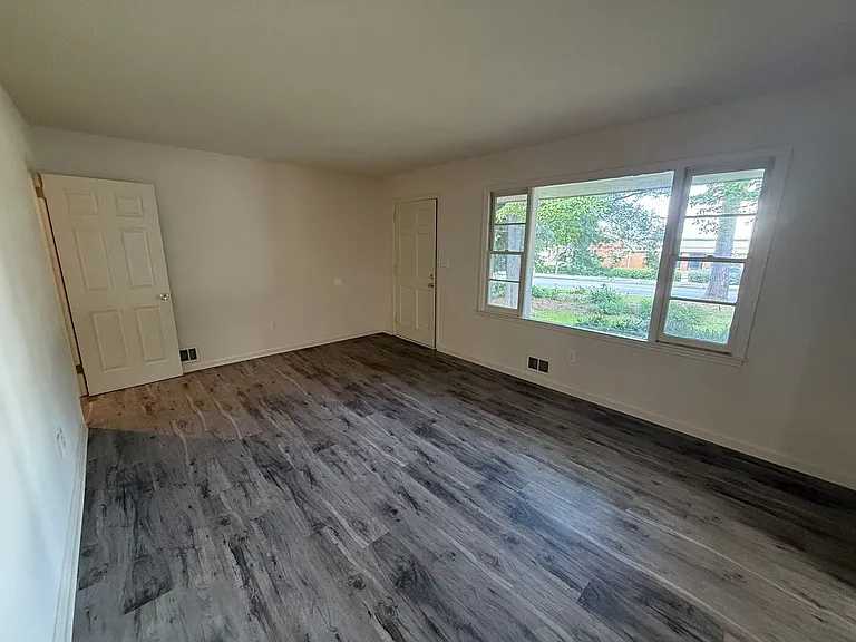 140 Forest Rd — Photo 3