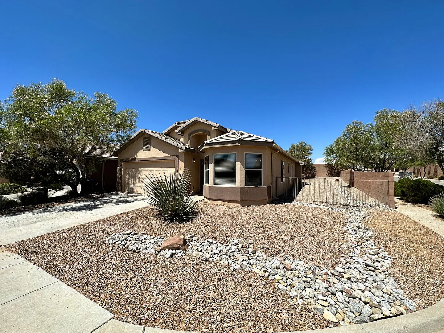 4 bed 2 bath home in Huning Ranch — Photo 2