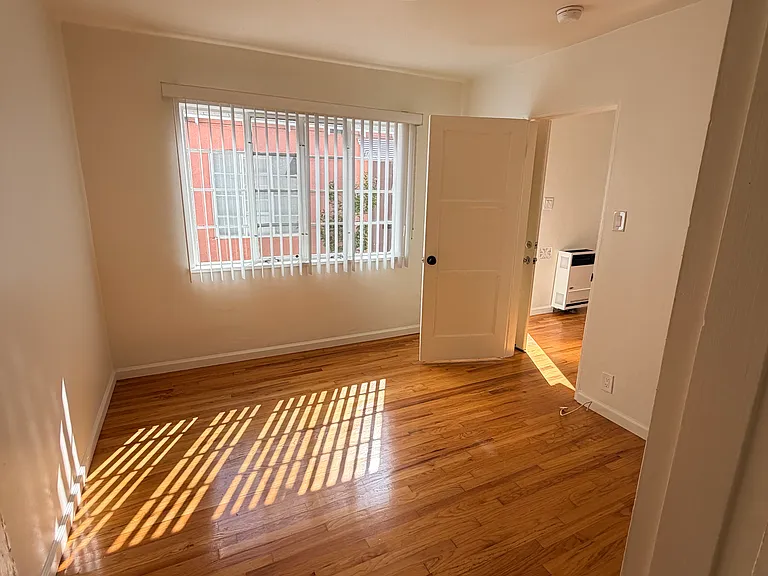 Sunset Park Apartments — Photo 19