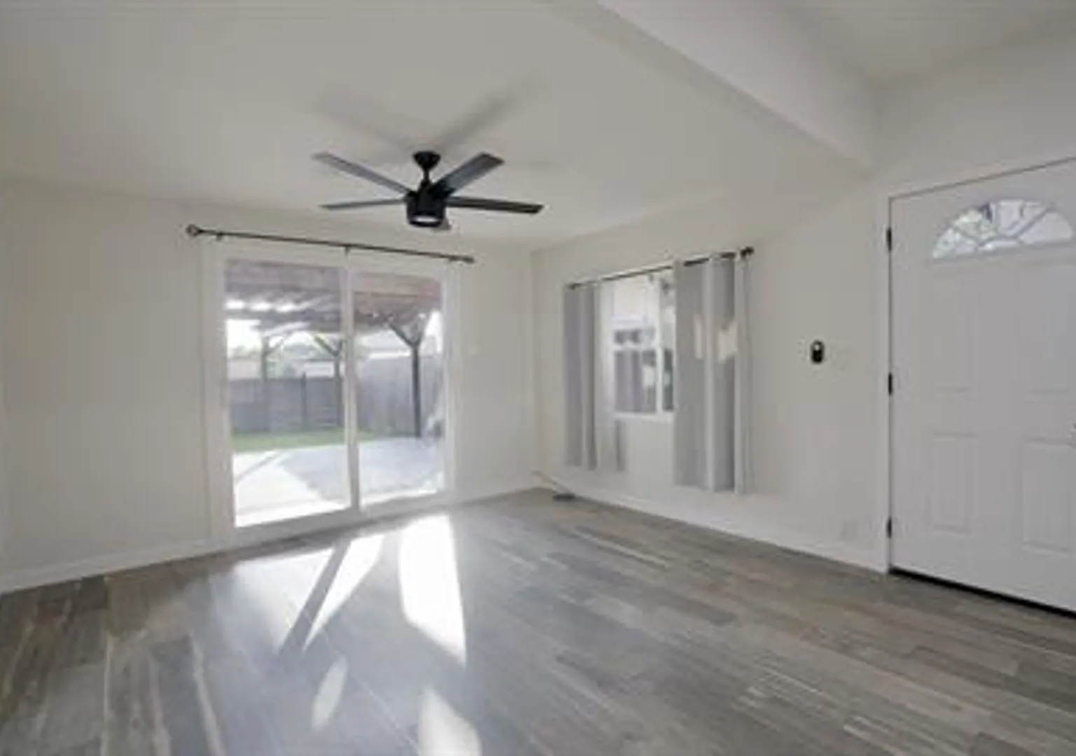 1633 Griffin St — Photo 2