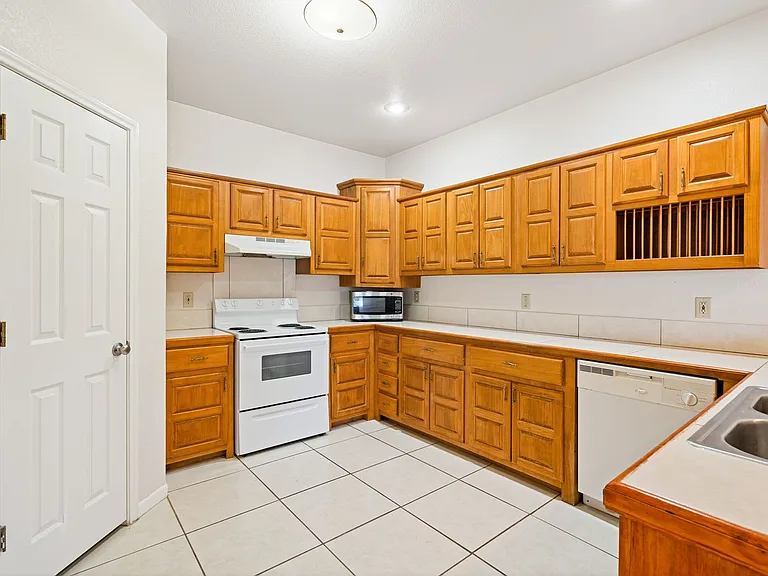 113 Ramon Cardenas Dr — Photo 8