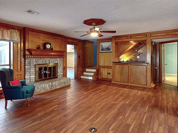 3rd image of 1706 W Hedgecroft Dr