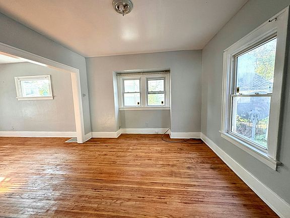 4th image of 1735 Wyndhurst Rd