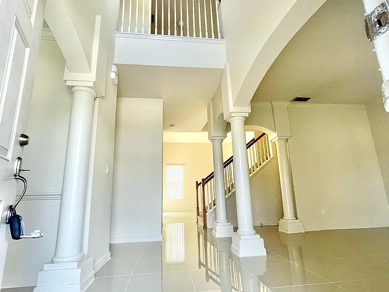 2370 Hinsdale Dr — Photo 4