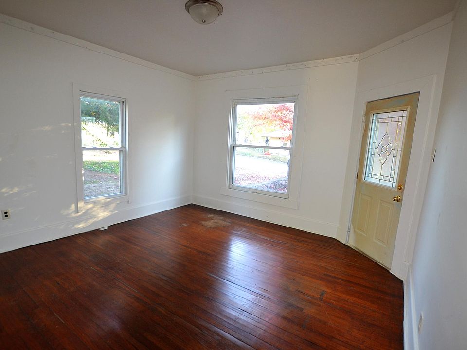2nd image of 206 Willis St