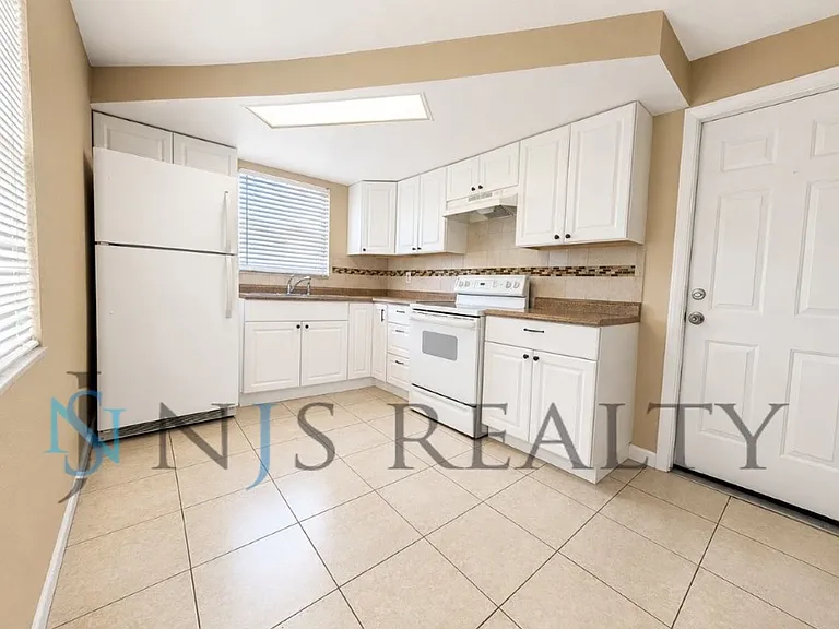 3034 Roxbury Dr — Photo 5