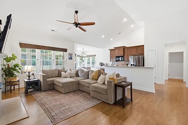 4 bed, 2271 sqft, $3,200 — Photo 3