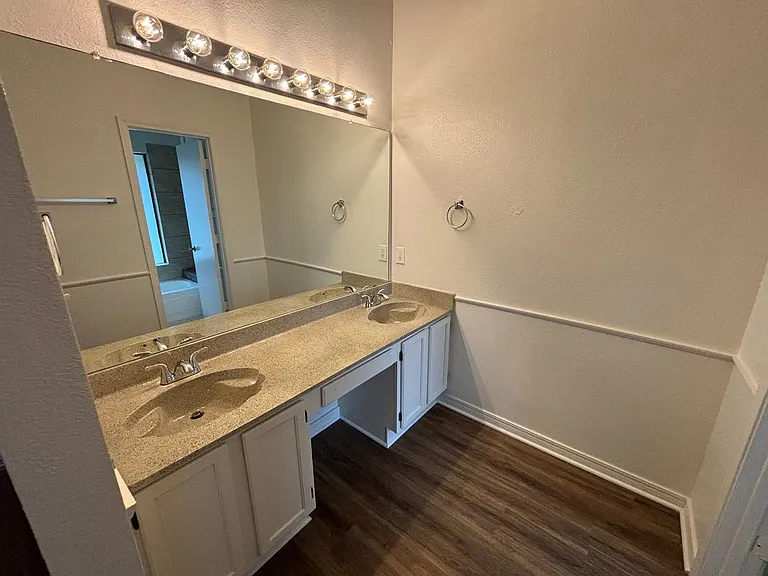 2514 Livingston Ln — Photo 29