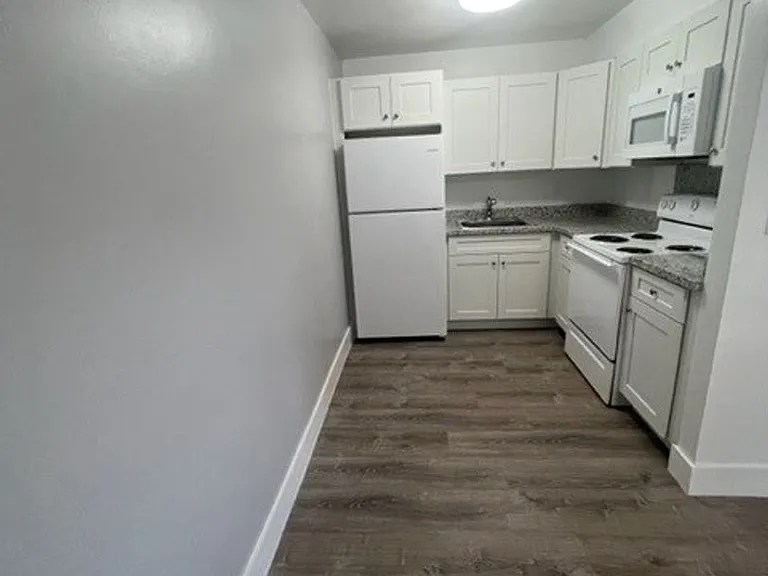 2500 Johnson St — Photo 32