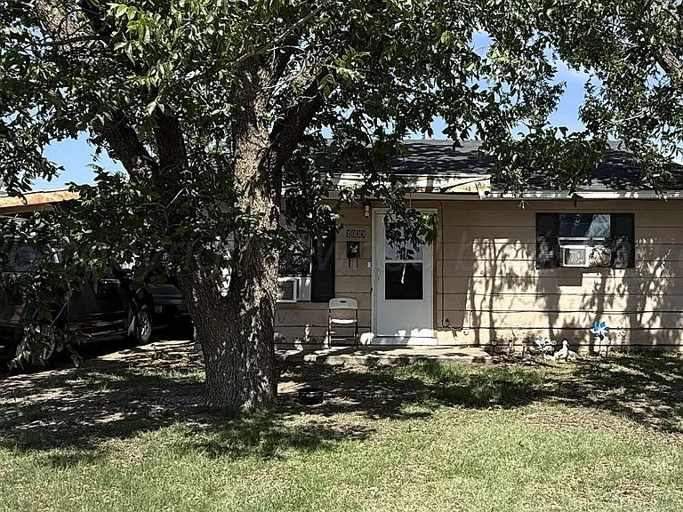 1033 Farley St — Photo 2