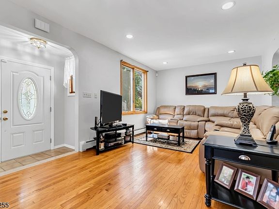 3rd image of 465 Ellen St