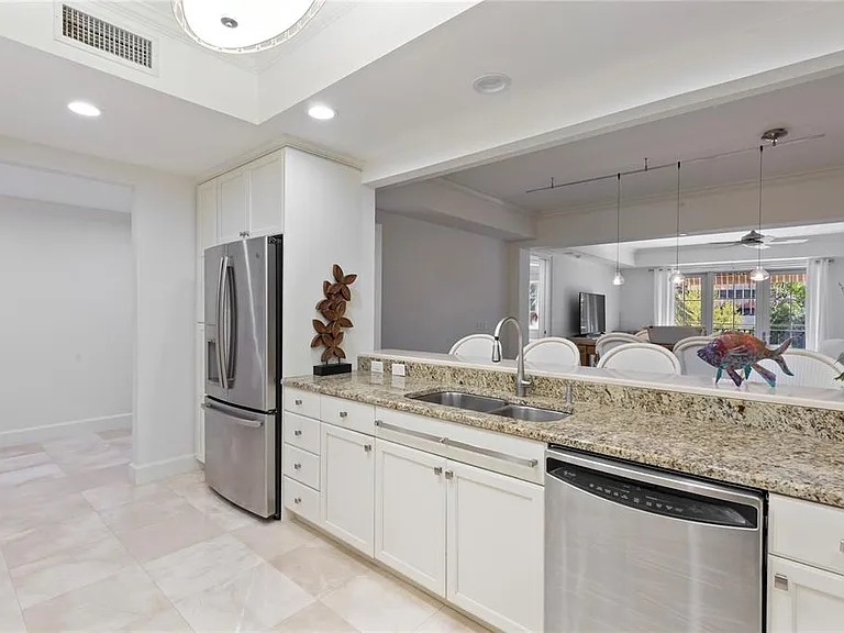 300 Beach Dr NE #302 — Photo 6