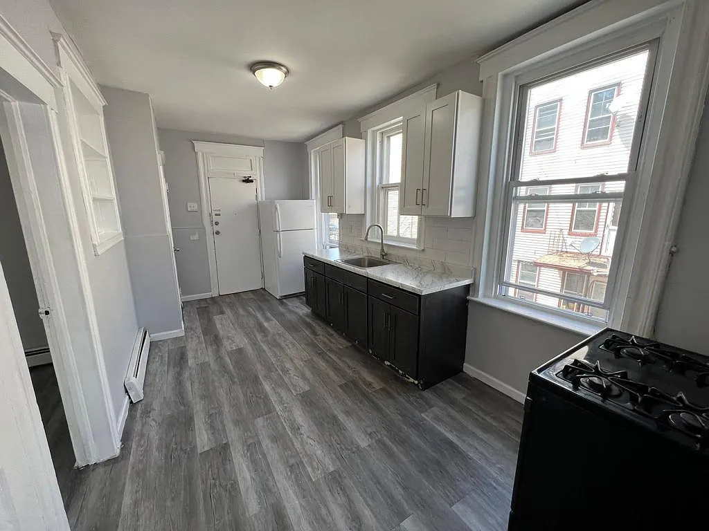 3 bed, 1000 sqft, $1,800 — Photo 4