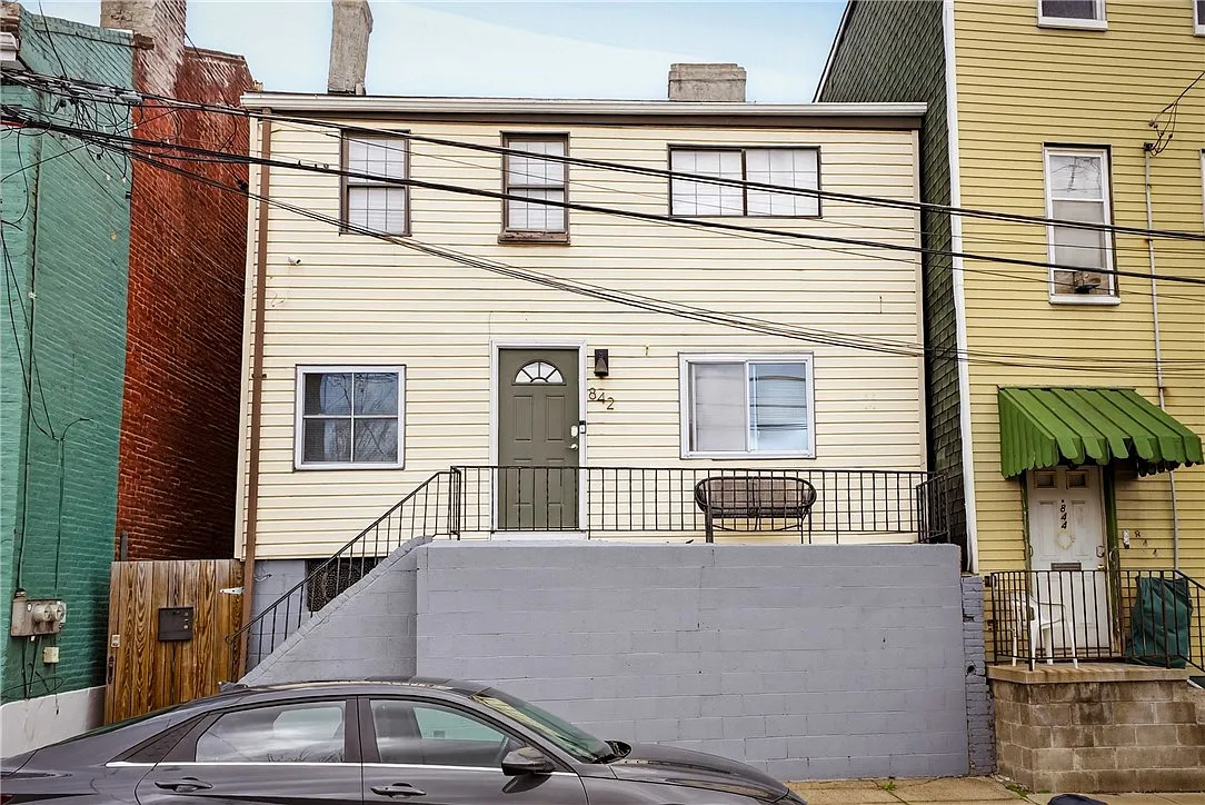 842 Phineas St E photo 1
