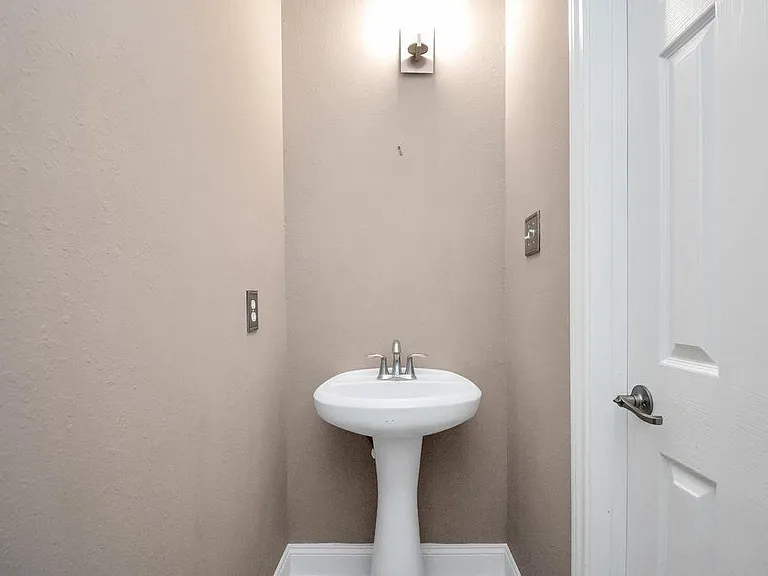 1914 Lenora Ct — Photo 22