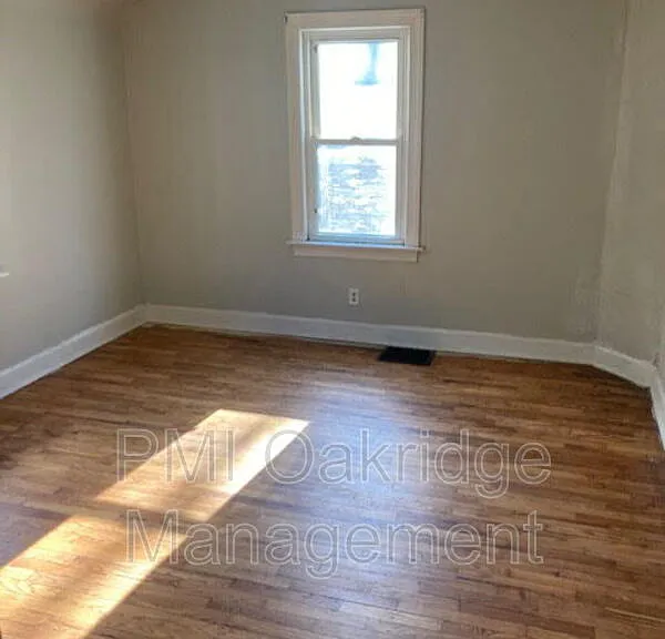 906 1/2 Race Dr — Photo 17