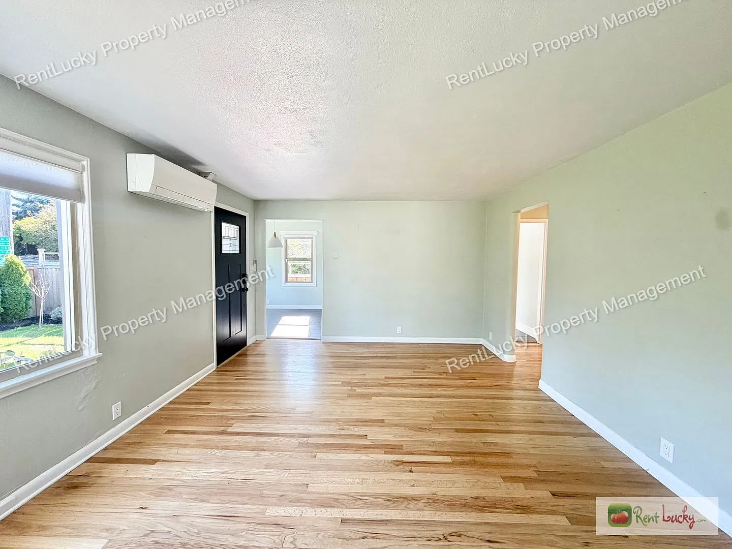 Terrific 4 Bedroom House in Beacon Hill! Fully Fenced Yard and Bonus Room! — Photo 4