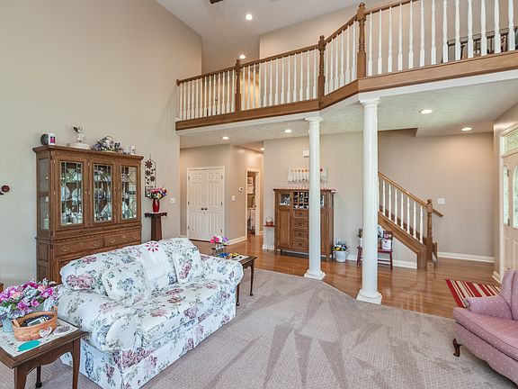5th image of 165 Woodfield Grn