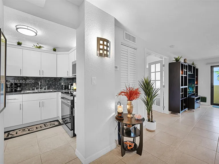 1334 Collins Ave #403 — Photo 9
