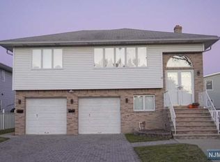 6 Susan Ct, Elmwood Park, NJ 07407