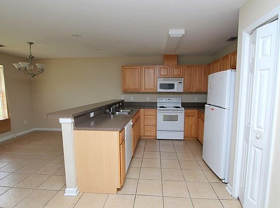 5th image of 4524 Deslin Dr
