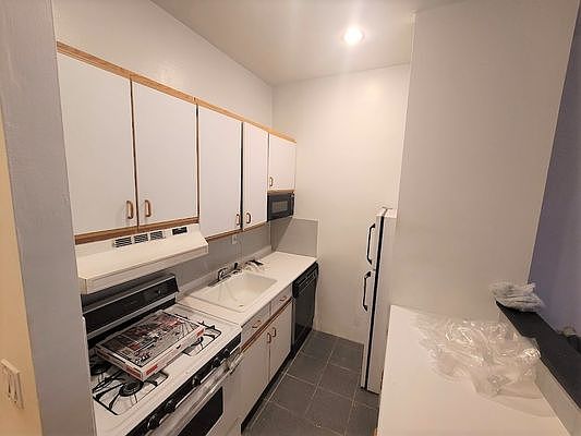 3rd image of 146 E 35th St APT 4b
