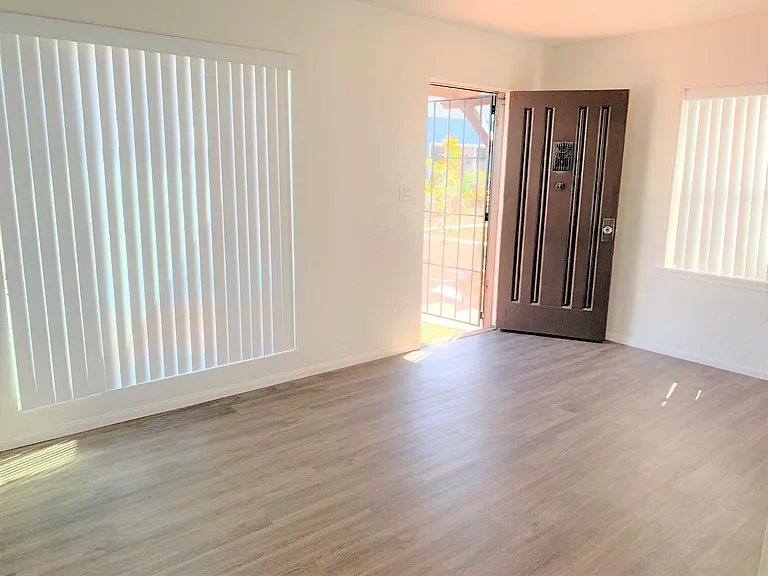 732-734 Zanzibar Ct — Photo 8