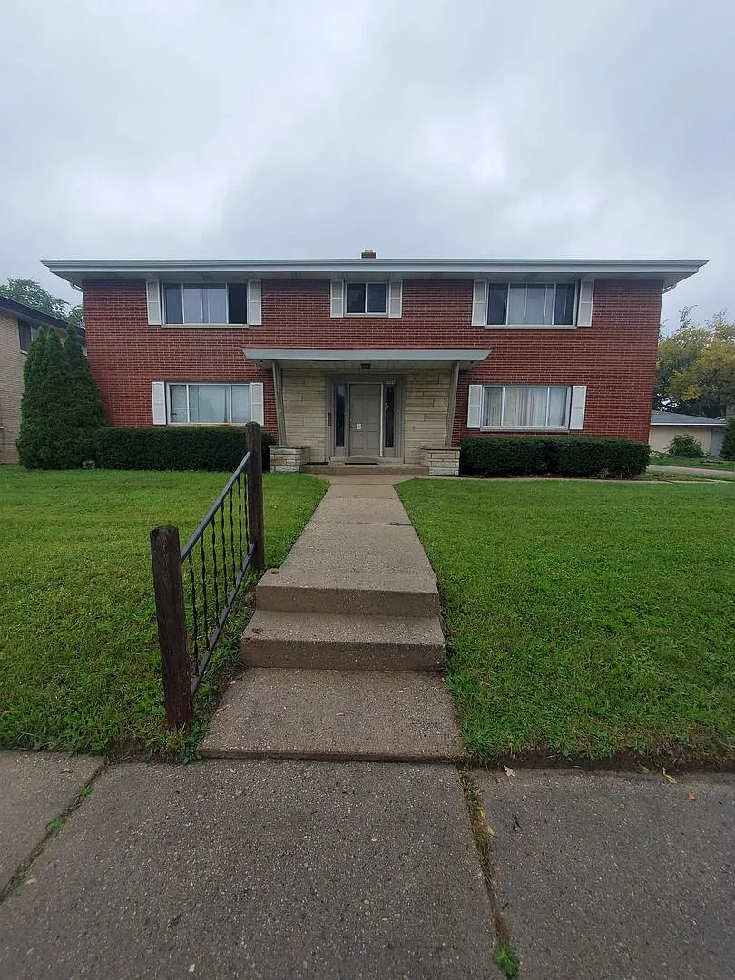 9500 W Capitol Dr 4 unit — Photo 1