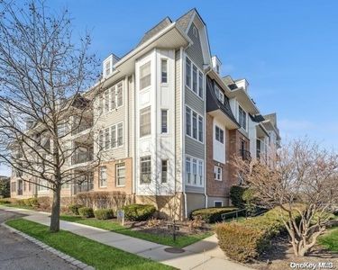 121 Roosevelt Way #121, Westbury, NY, 11590