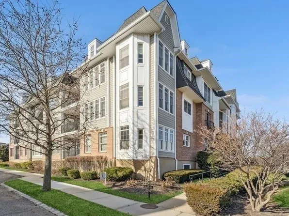121 Roosevelt Way #121, Westbury, NY 11590