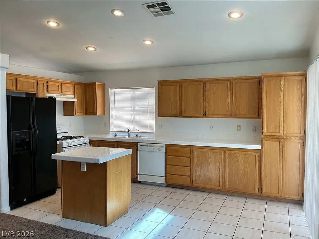 3 bed, 2.0 bath, 1372 sqft, $1,880 — Photo 3