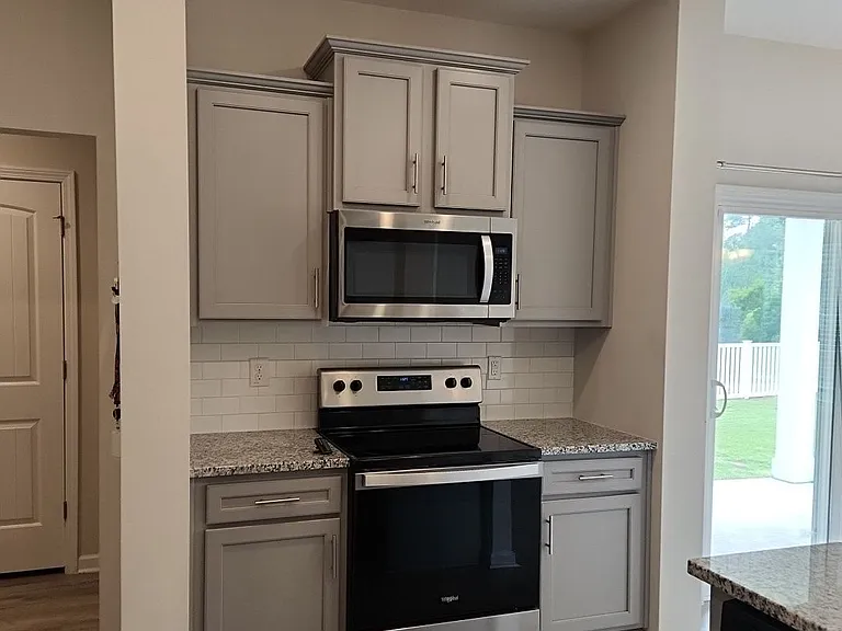 497 Hillsborough Dr — Photo 5