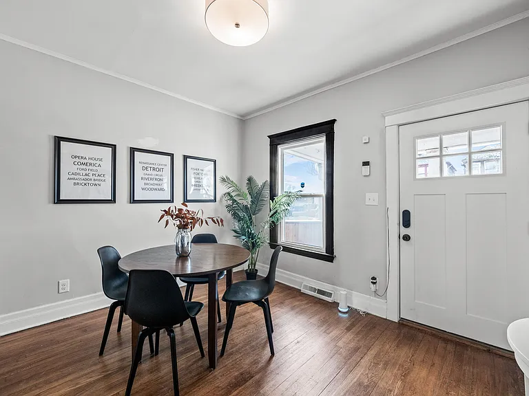 2460 Seyburn St — Photo 4