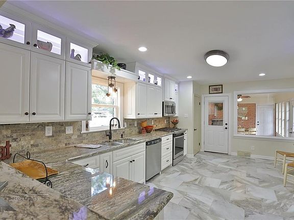 3rd image of 901 Sayles Blvd