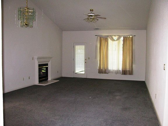 3rd image of 3044 Horsetail Dr