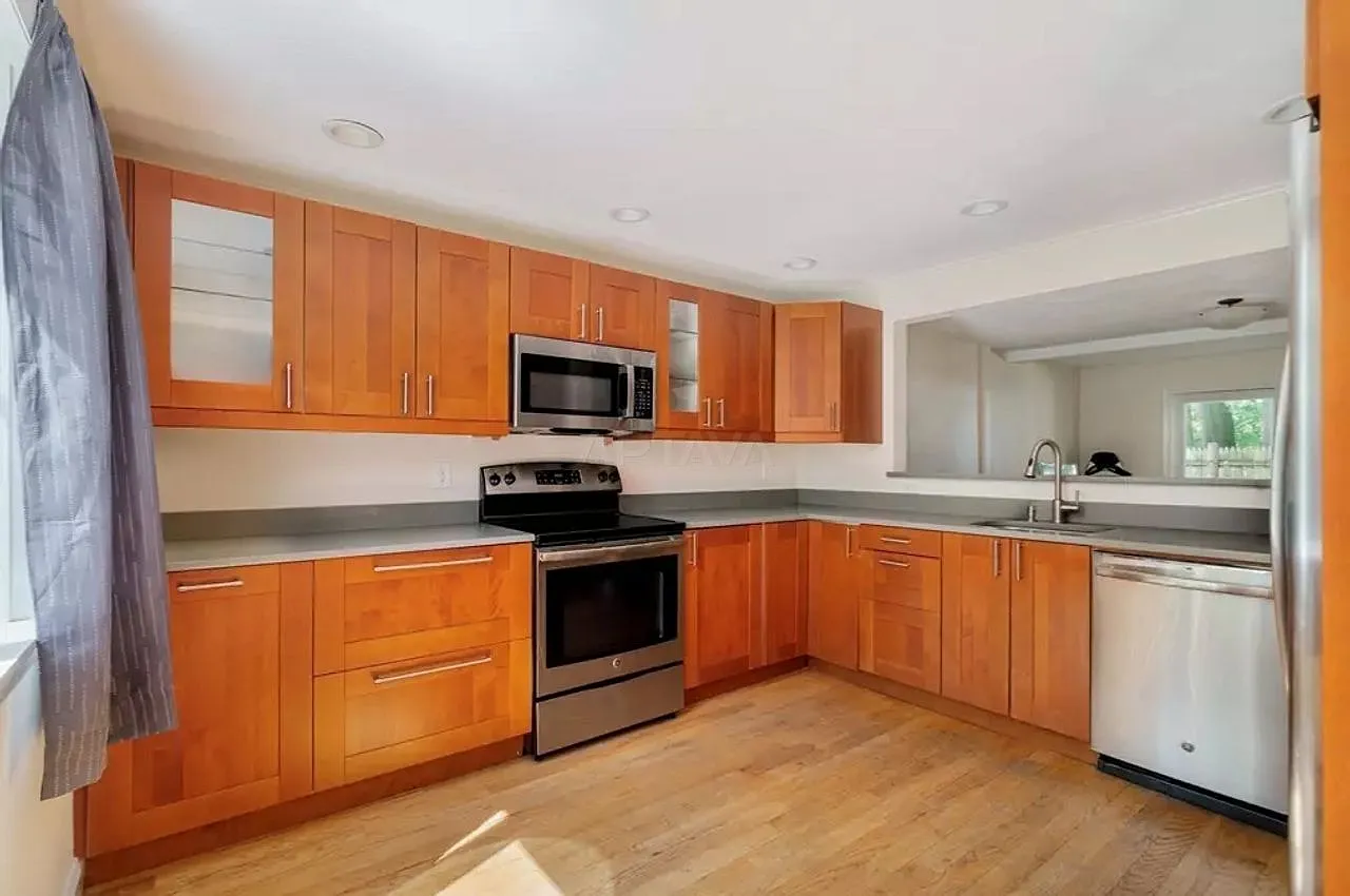 West Somerville / Tufts University / East Arlington area, 3 bedroom, 1 bathroom apartment — Photo 4