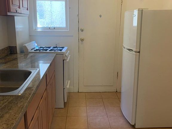 4th image of 1815 Oak St #B