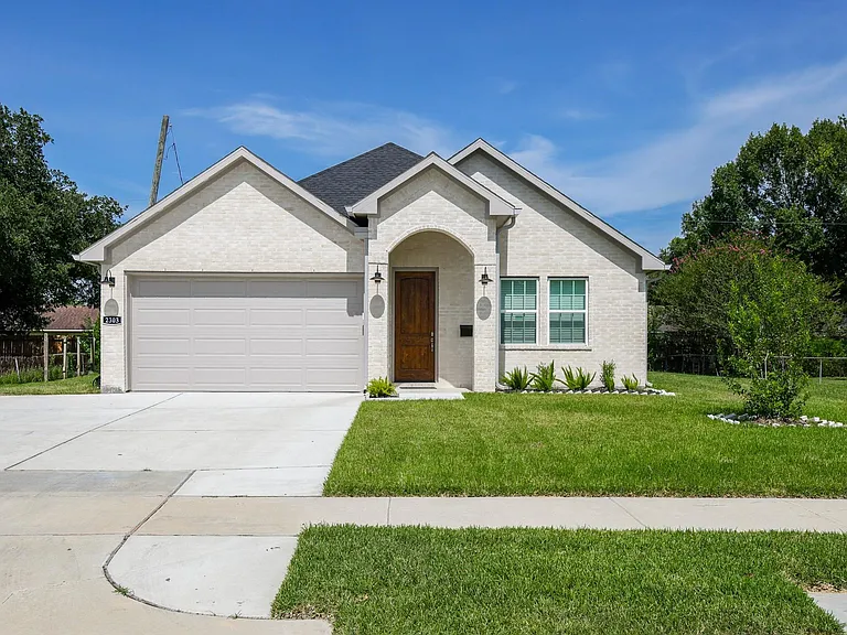 2303 Cunningham Dr — Photo 2