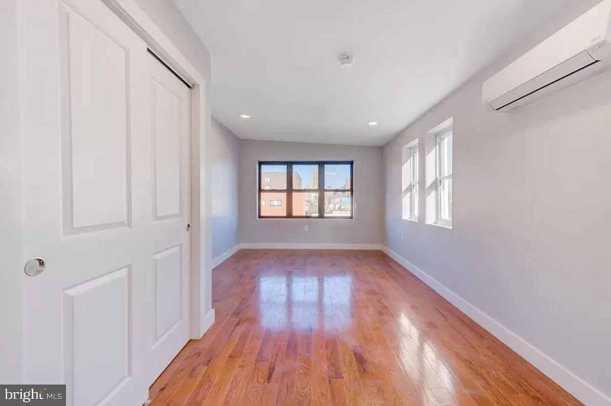 Building Photo - 4508 Walnut St #302