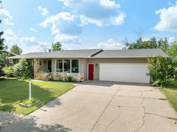 1213 Valley View Dr, Minot, ND 58703