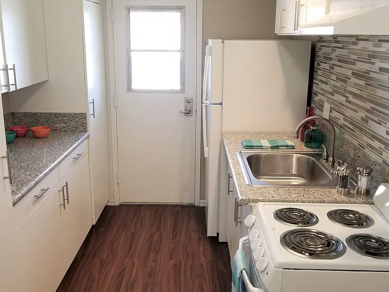 127 W Cypress St — Photo 29