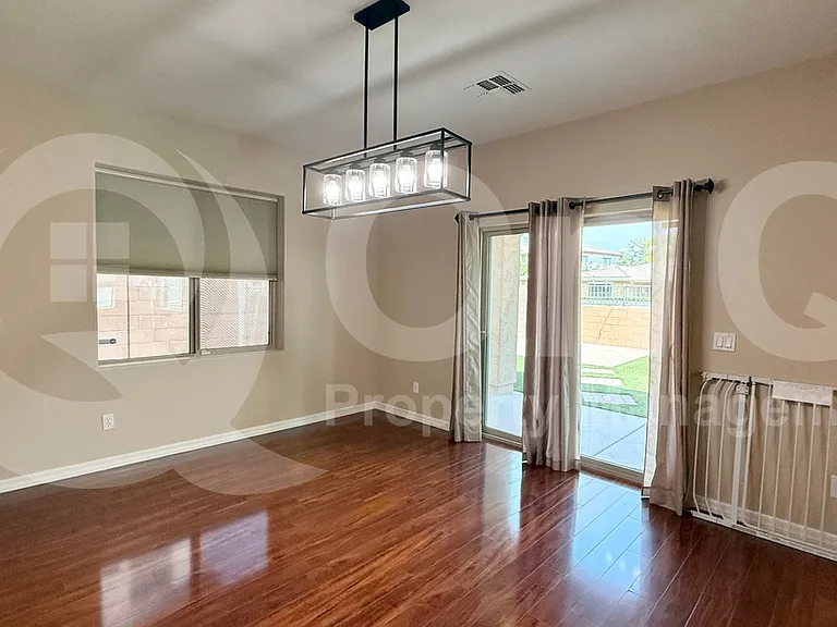 1142 E Sourwood Dr — Photo 2